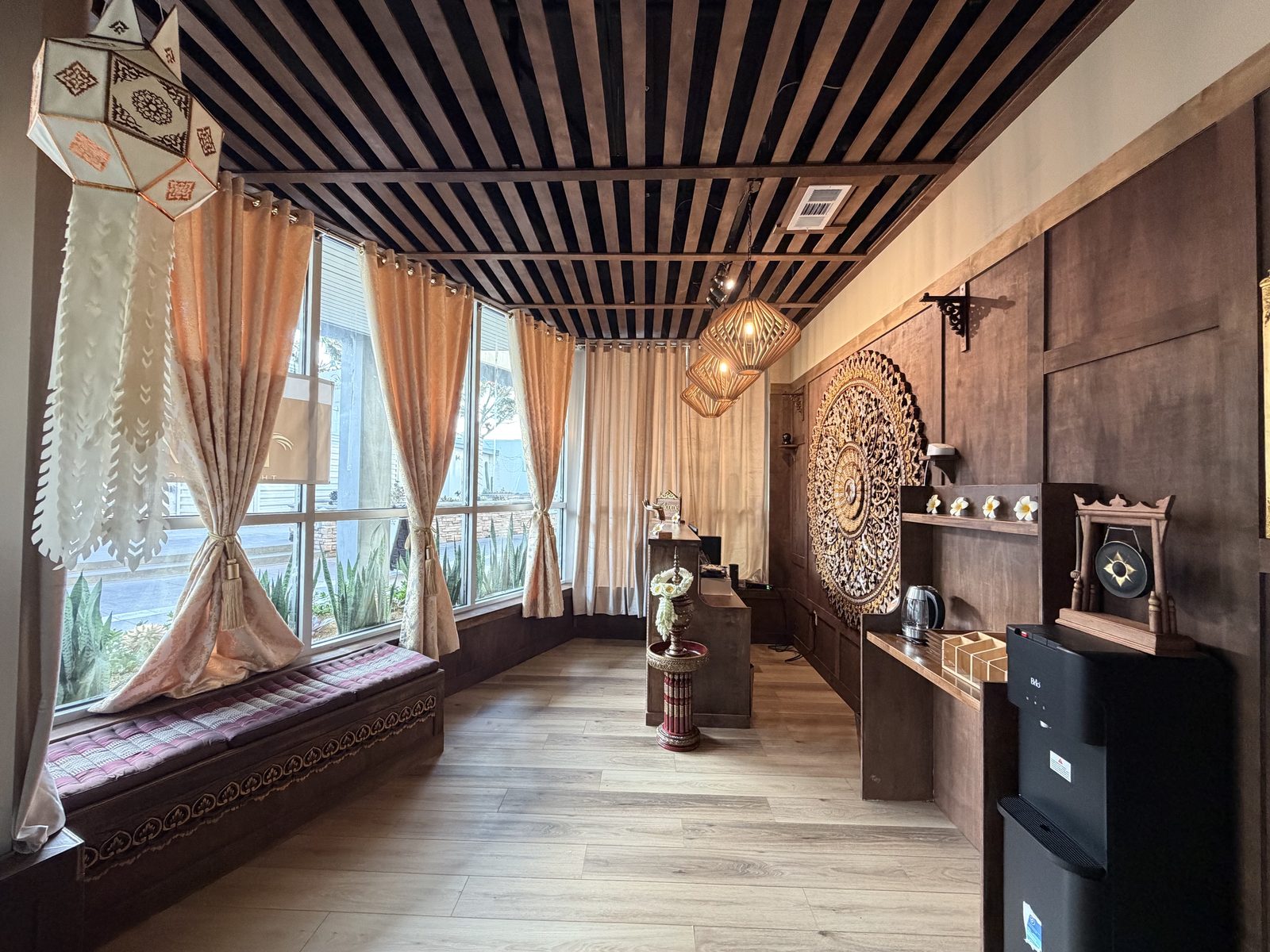 Relaxation lounge with window seating