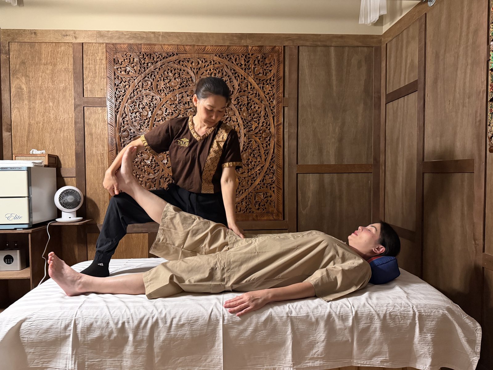 Assisted leg stretch massage technique